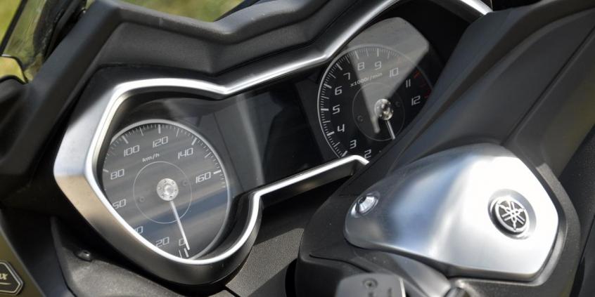 Yamaha XMAX IRON MAX – nie tylko po pizzę
