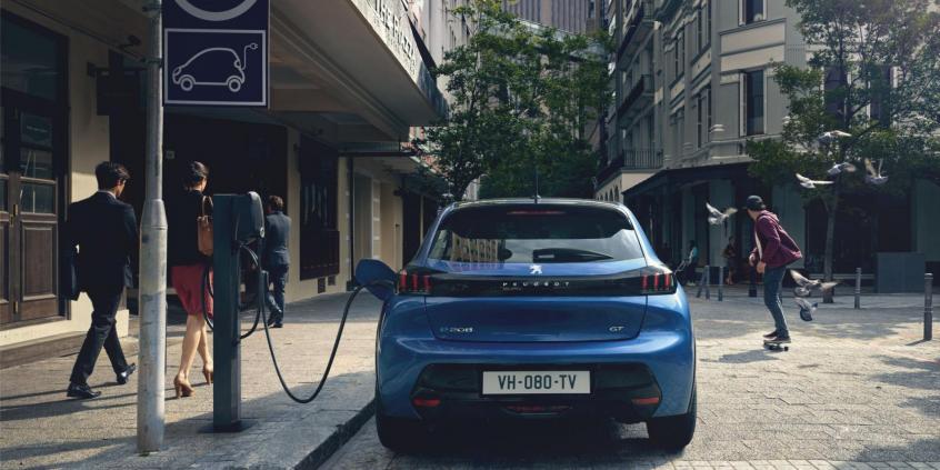 Peugeot e-208 debiutuje w Polsce i... zagraża Corsie