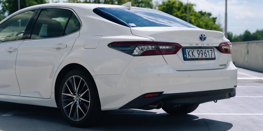 3-letnia Toyota Camry Hybrid Executive w cenie nowego Yarisa. Propozycja dla szukających świętego spokoju