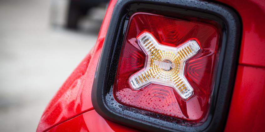 Stellantis wzywa 700 tys. aut. Ryzyko pożaru w hybrydach