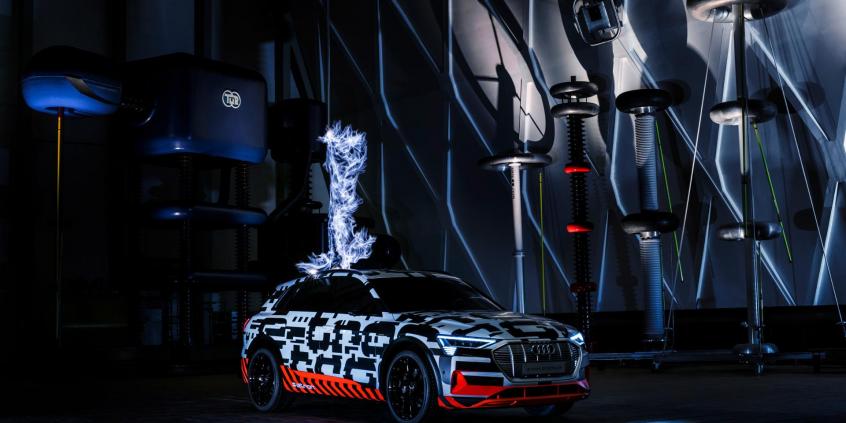 Bardzo wysokie napięcie: Prototyp Audi e-tron w klatce Faradaya