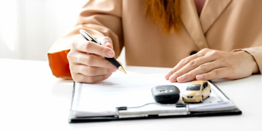 Jak zarejestrować auto z zagranicy? Dokumenty, opłaty i formalności [Poradnik]
