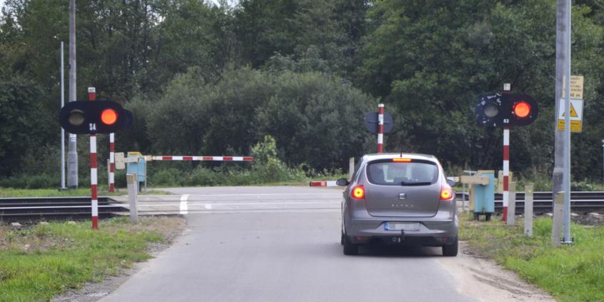 Przejazdy kolejowe 2022. Mandaty są naprawdę srogie [poradnik]