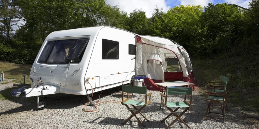 Przyczepy kempingowe. Jakie mogę ciągnąć swoim samochodem i jakie uprawnienia są potrzebne? Poradnik