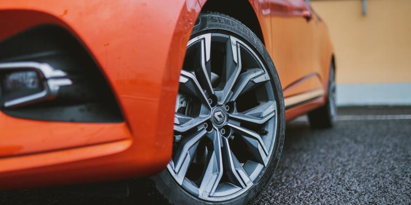 Co mówią opony o samochodzie używanym?