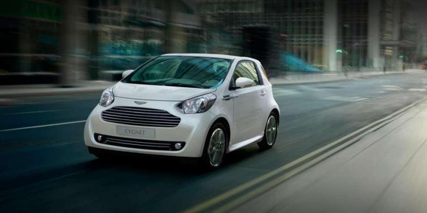 Łabędziątko ze znakiem Aston Martin