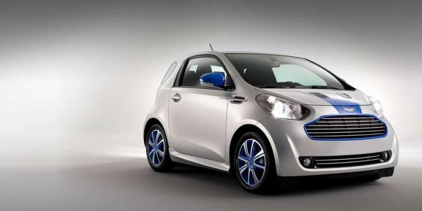 Łabędziątko ze znakiem Aston Martin