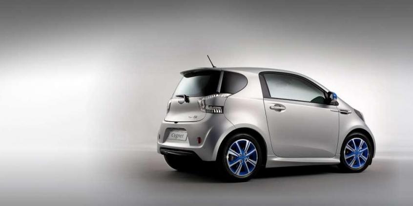 Łabędziątko ze znakiem Aston Martin