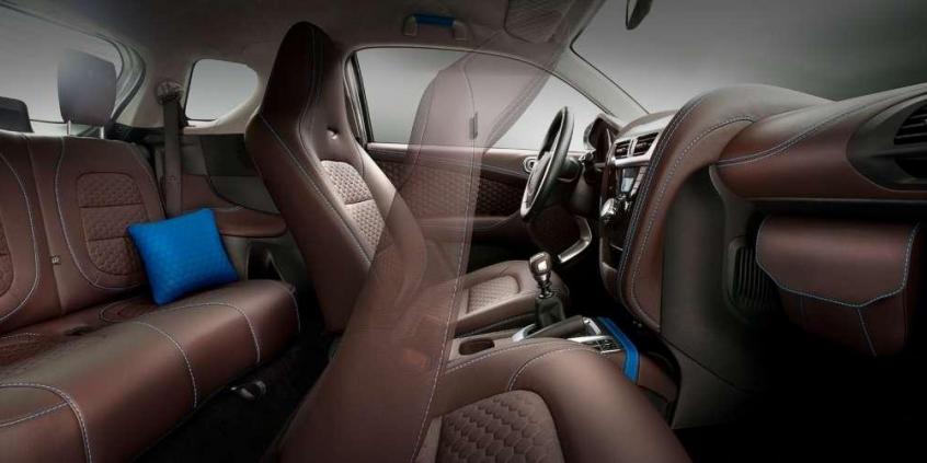 Łabędziątko ze znakiem Aston Martin