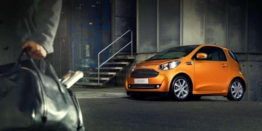 Łabędziątko ze znakiem Aston Martin