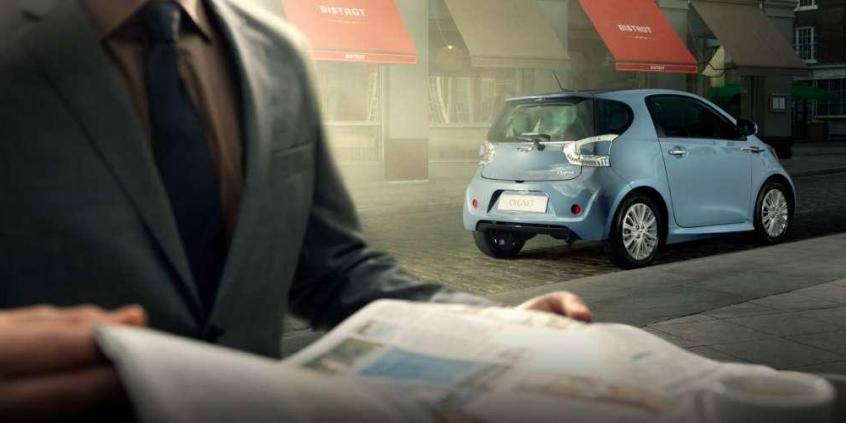 Łabędziątko ze znakiem Aston Martin