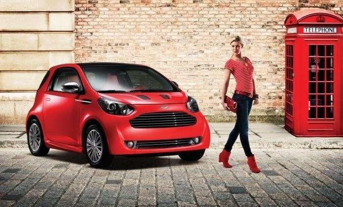 Łabędziątko ze znakiem Aston Martin