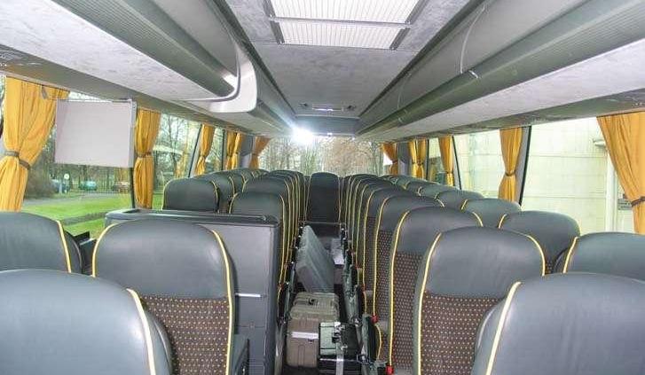 Autobusowe  premiery  na..... wyścigach !