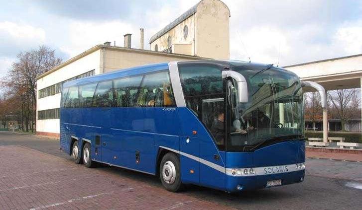 Autobusowe  premiery  na..... wyścigach !