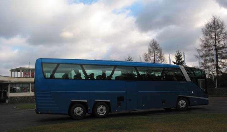 Autobusowe  premiery  na..... wyścigach !