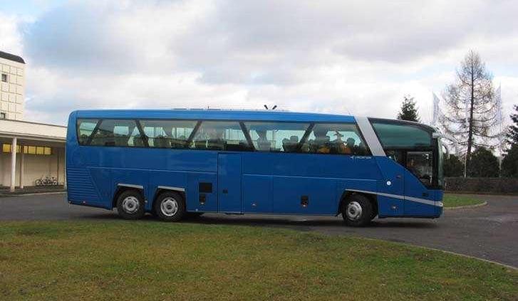 Autobusowe  premiery  na..... wyścigach !