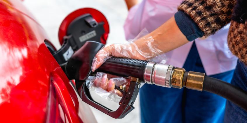 Diesel tańszy o 1,03 zł, benzyna o 1 zł. Minister uspokaja: paliwa nie zabraknie