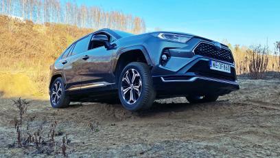 Hybrydowa Toyota RAV4 w terenie – czy to może działać?