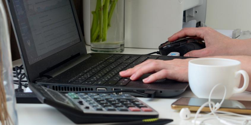 Drogie paliwo ograniczy jazdę samochodem? Ekspert wskazuje na pracę zdalną