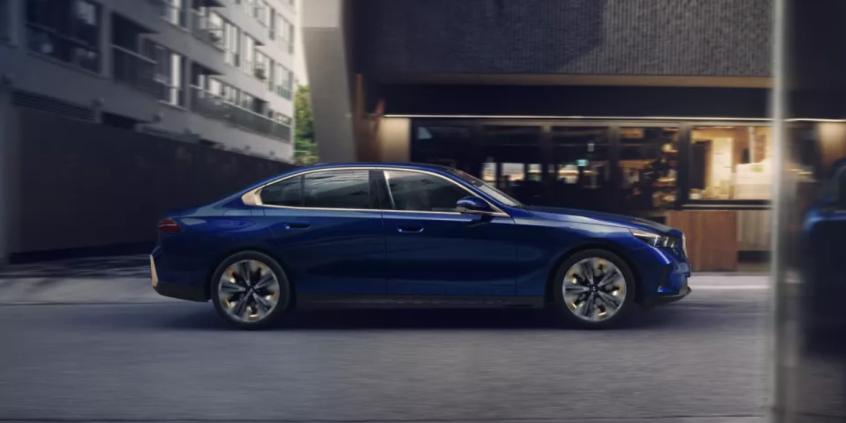 Nowe BMW Serii 5 zmienia wnętrze. Koniec klasycznego „garnituru” marki