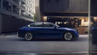 Nowe BMW Serii 5 zmienia wnętrze. Koniec klasycznego „garnituru” marki