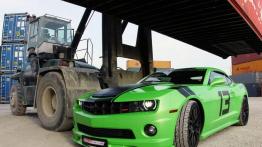 Chevrolet Camaro SS GeigerCars - przód - reflektory włączone