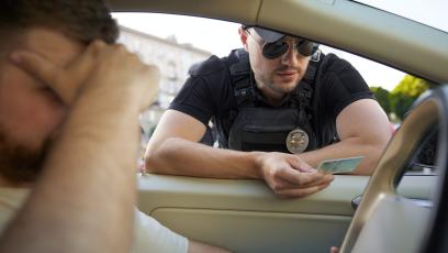 Koniec szybkiej jazdy "na krajówkach". Od 3 marca 2026 r. stracisz prawo jazdy za +50 km/h poza miastem