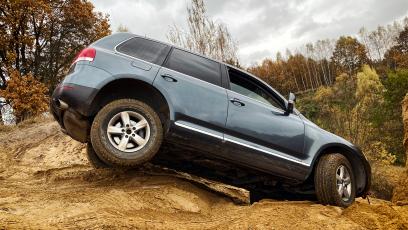 VW Touareg V8 w terenie - offroad na wypasie