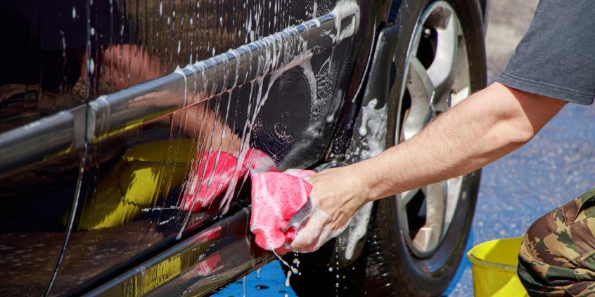 Jak najlepiej umyć samochód w 2026 roku? Kompleksowy poradnik od wiosny do lata