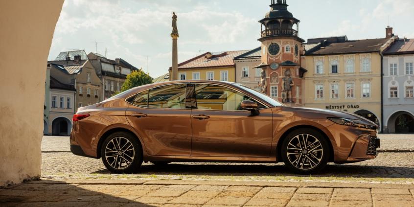Lexus ES 300h Prestige czy Toyota Camry Executive? Ten sam fundament, dwie różne filozofie jazdy