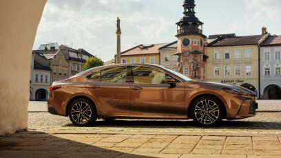 Lexus ES 300h Prestige czy Toyota Camry Executive? Ten sam fundament, dwie różne filozofie jazdy