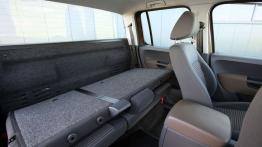 Volkswagen Amarok Double Cab - tylna kanapa złożona, widok z boku