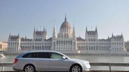 Polak, Węgier, dwa bratanki - jedni i drudzy muszą oszczędzać - Skoda Superb