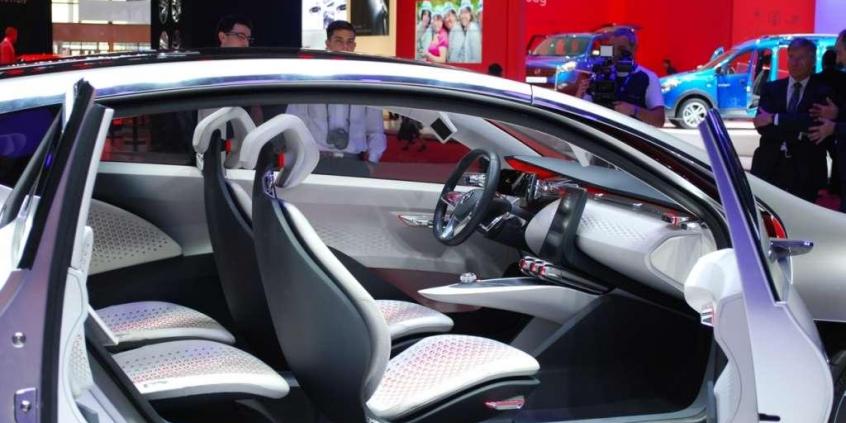 Nowi gracze na rynku kompaktów - relacja z Paryża