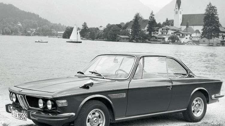 Nieogolony Azjata, rekin, batmobil