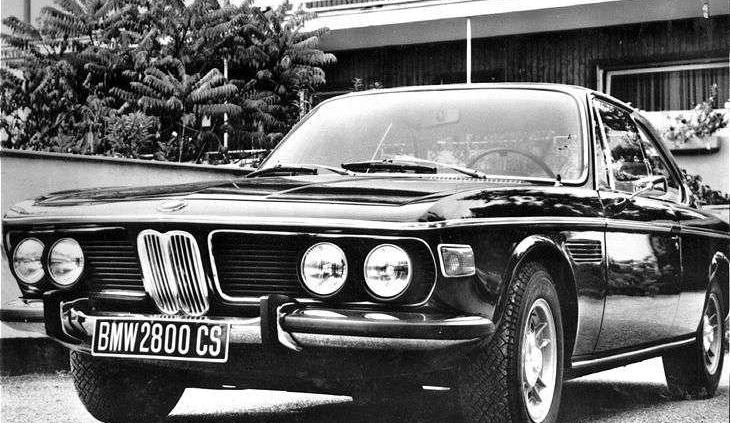 Nieogolony Azjata, rekin, batmobil