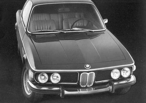 Nieogolony Azjata, rekin, batmobil