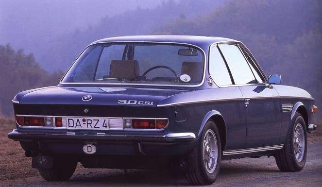 Nieogolony Azjata, rekin, batmobil