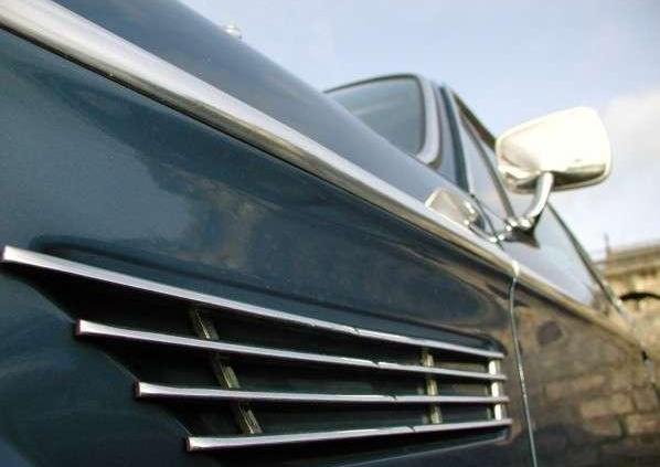 Nieogolony Azjata, rekin, batmobil