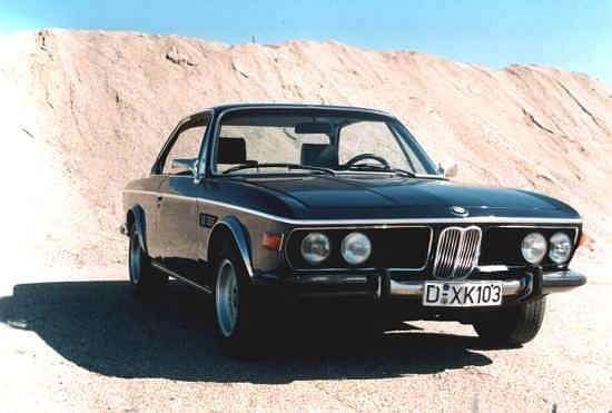 Nieogolony Azjata, rekin, batmobil