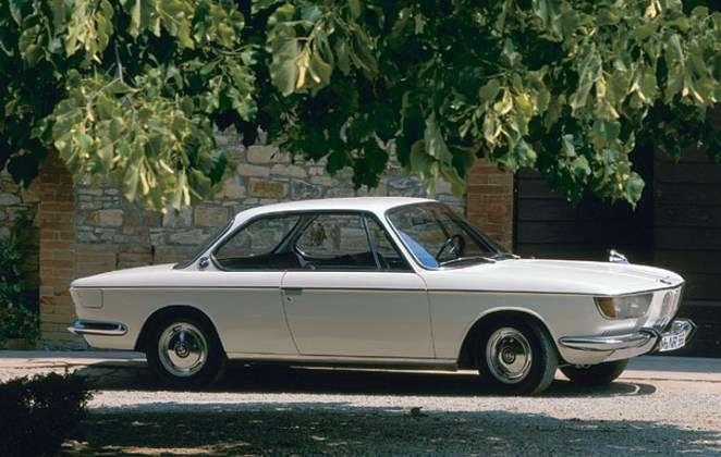 Nieogolony Azjata, rekin, batmobil