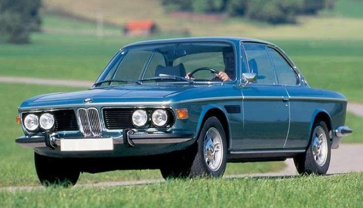 Nieogolony Azjata, rekin, batmobil