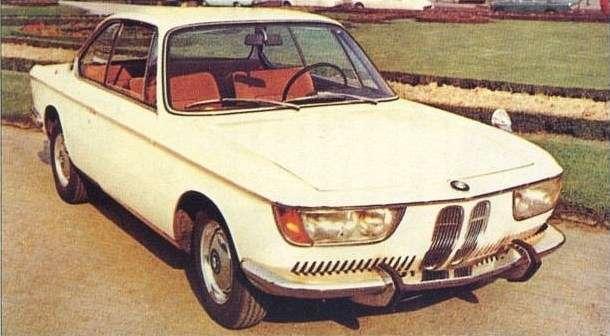 Nieogolony Azjata, rekin, batmobil