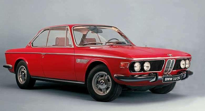 Nieogolony Azjata, rekin, batmobil