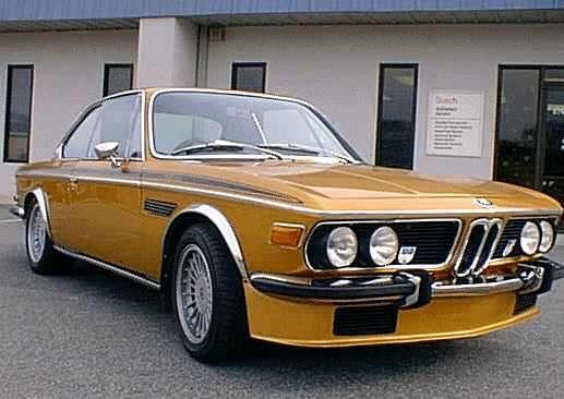 Nieogolony Azjata, rekin, batmobil