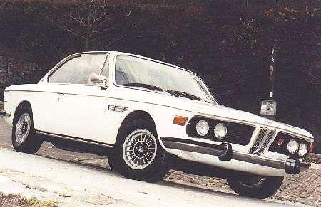 Nieogolony Azjata, rekin, batmobil