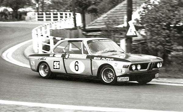 Nieogolony Azjata, rekin, batmobil