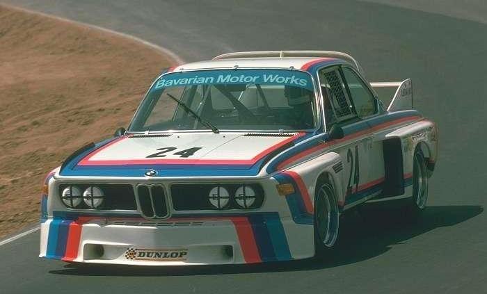 Nieogolony Azjata, rekin, batmobil