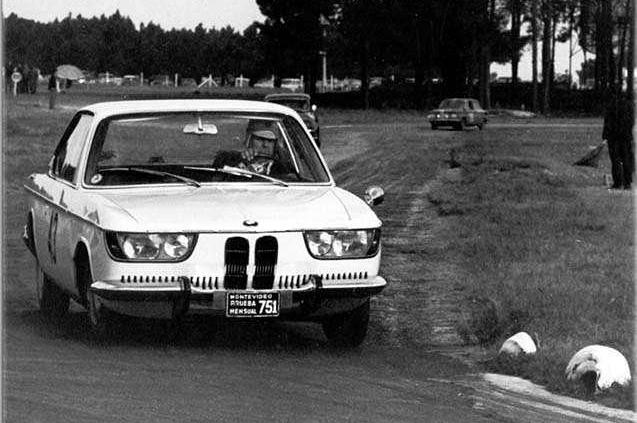 Nieogolony Azjata, rekin, batmobil