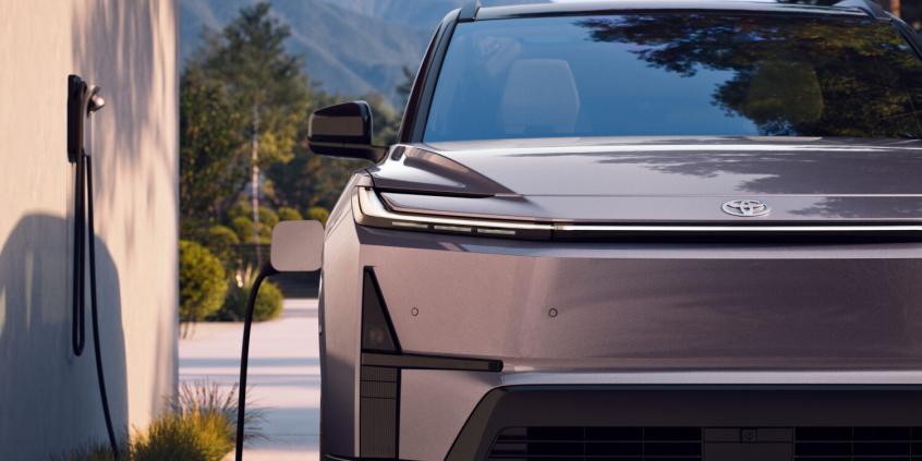 Toyota Highlander przechodzi na prąd i rzuca wyzwanie Kii EV9